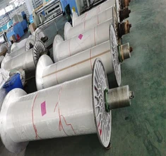 Nailono monofilamentiniai spalvoti verpalai oro srove